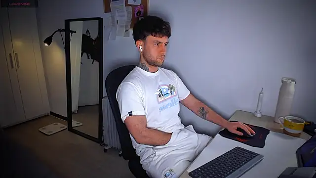 Snapshot of HonestAndrew chatting on 02-10-26, 08:24 HonestAndrew online show from 02-10-26, 08:24