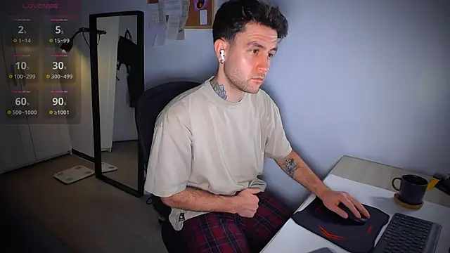 Snapshot of HonestAndrew chatting on 02-13-26, 06:42 HonestAndrew online show from 02-13-26, 06:42