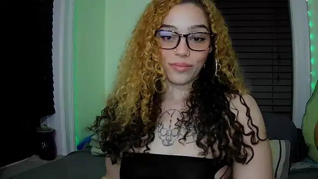 Snapshot of sapphirestorm8 chatting on 12-14-25, 02:28 sapphirestorm8 online show from 12-14-25, 02:28