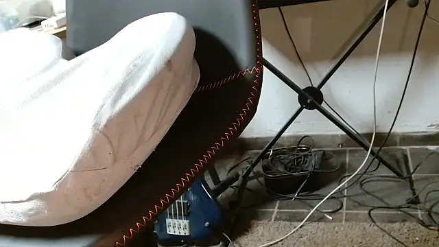 Snapshot of blow2gold chatting on 10-04-25, 01:53 blow2gold online show from 10-04-25, 01:53