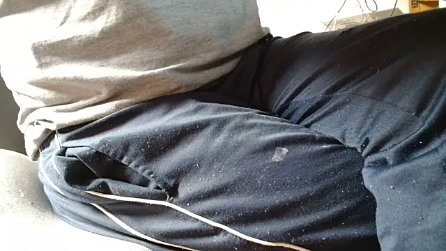 Snapshot of blow2gold chatting on 10-15-25, 08:03 blow2gold online show from 10-15-25, 08:03