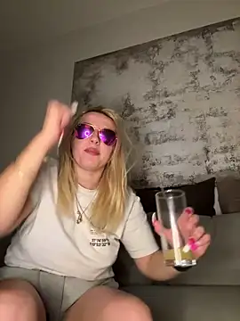 Strongqueen online show from 01-15-25, 10:24