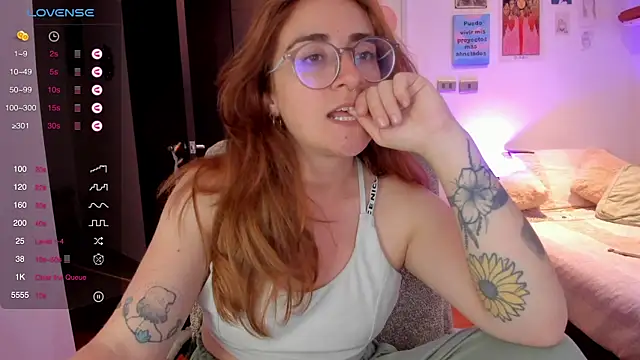 Snapshot of linda_giggle chatting on 02-02-25, 01:45 linda giggle online show from 02-02-25, 01:45