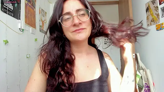 Snapshot of linda_giggle chatting on 10-15-25, 01:44 linda giggle online show from 10-15-25, 01:44