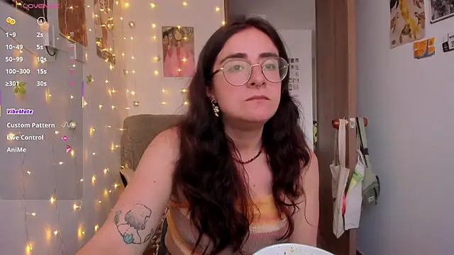 Snapshot of linda_giggle chatting on 11-05-25, 09:59 linda giggle online show from 11-05-25, 09:59