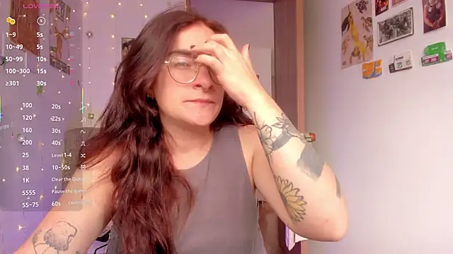 Snapshot of linda_giggle chatting on 11-11-25, 02:39 linda giggle online show from 11-11-25, 02:39