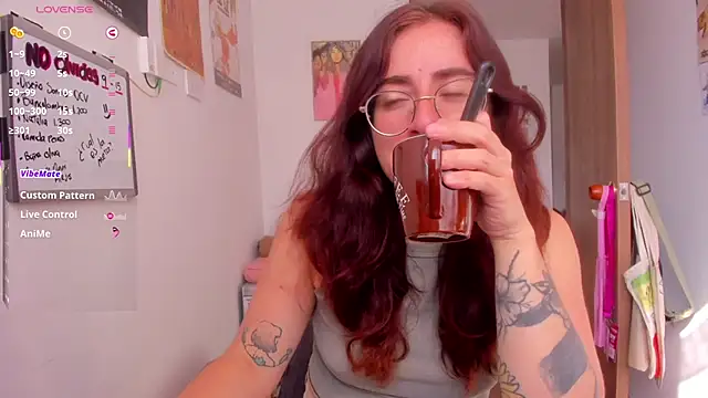 Snapshot of linda_giggle chatting on 02-11-26, 01:49 linda giggle online show from 02-11-26, 01:49