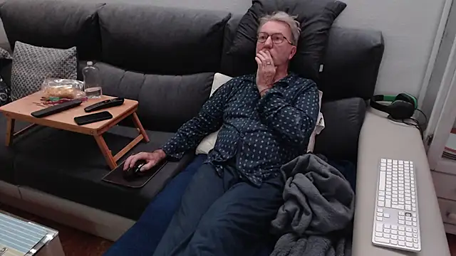 Snapshot of Nudelschwanz chatting on 03-03-25, 05:53 Nudelschwanz online show from 03-03-25, 05:53