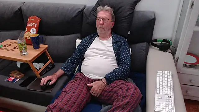 Snapshot of Nudelschwanz chatting on 03-09-25, 10:19 Nudelschwanz online show from 03-09-25, 10:19