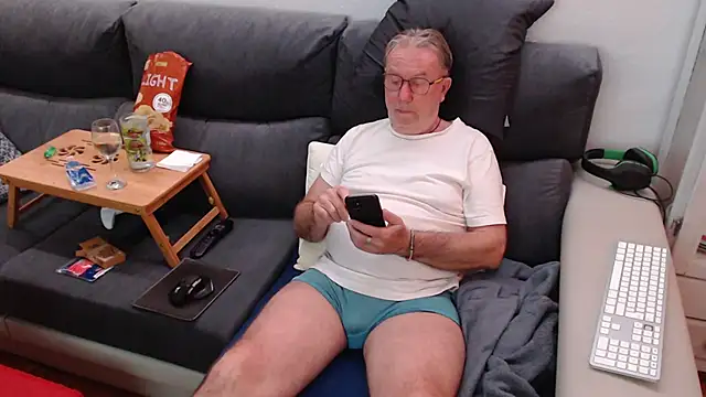 Snapshot of Nudelschwanz chatting on 03-10-25, 06:23 Nudelschwanz online show from 03-10-25, 06:23