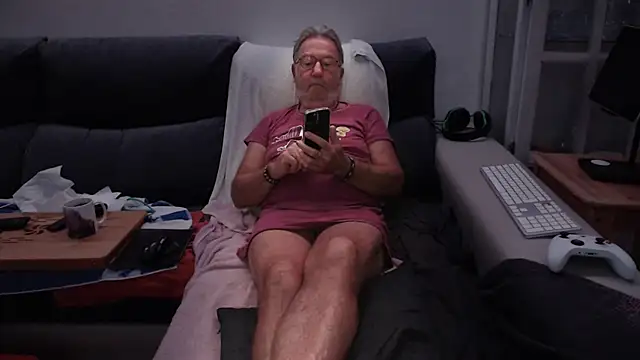 Snapshot of Nudelschwanz chatting on 09-29-25, 02:49 Nudelschwanz online show from 09-29-25, 02:49