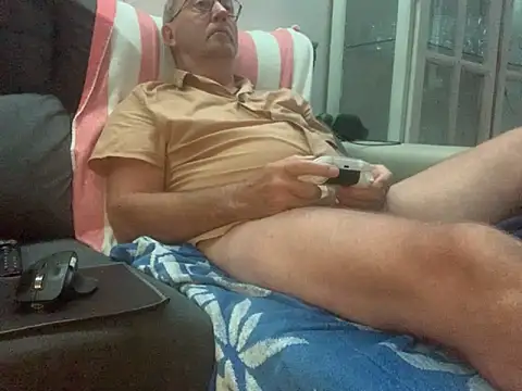 Snapshot of Nudelschwanz chatting on 10-26-25, 05:46 Nudelschwanz online show from 10-26-25, 05:46