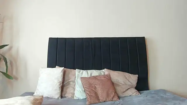 Isa And Natasha online show from 02-20-25, 03:30