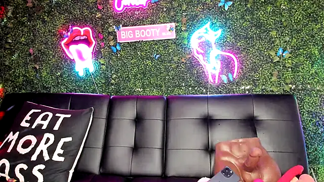 Snapshot of ThickAssRena chatting on 12-14-24, 09:45 ThickAssRena online show from 12-14-24, 09:45