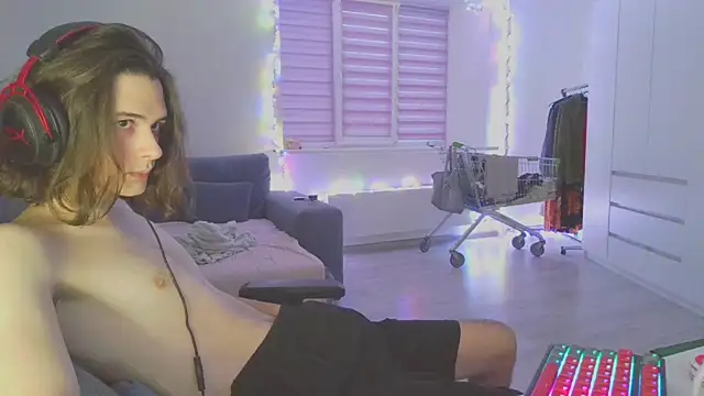 Snapshot of CandyChell chatting on 12-18-24, 11:45 CandyChell online show from 12-18-24, 11:45