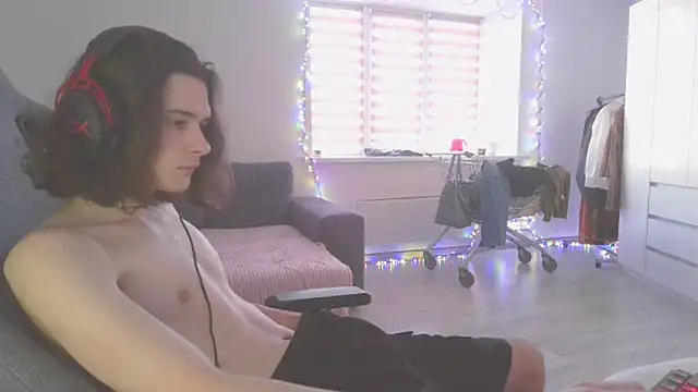 Snapshot of CandyChell chatting on 12-24-24, 10:55 CandyChell online show from 12-24-24, 10:55