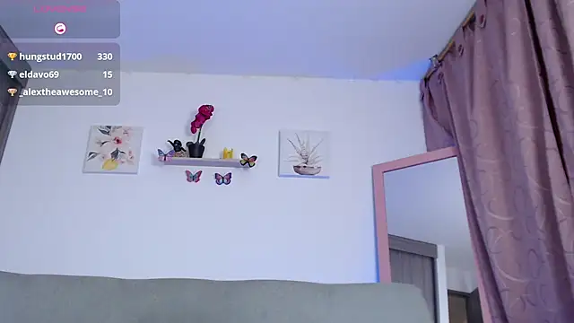 Snapshot of Annaross2 chatting on 01-09-25, 11:24 Annaross2 online show from 01-09-25, 11:24