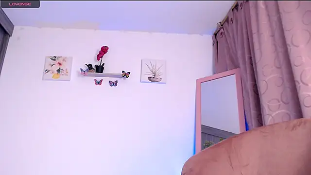 Snapshot of Annaross2 chatting on 02-26-25, 04:14 Annaross2 online show from 02-26-25, 04:14