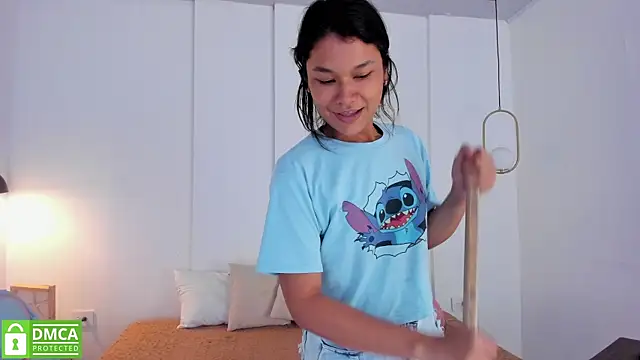 Snapshot of sexychanell_18 chatting on 01-22-25, 06:41 sexychanell 18 online show from 01-22-25, 06:41