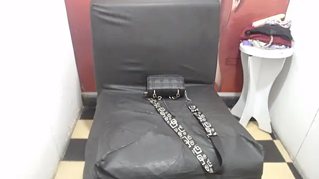 Laura hottt online show from 10-17-25, 03:25