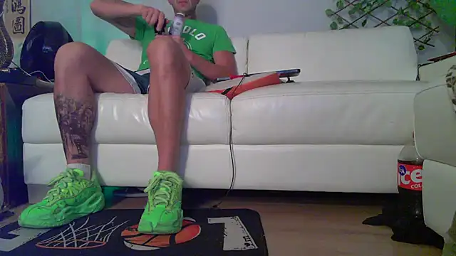Snapshot of OSIRlS chatting on 03-19-26, 01:26 OSIRlS online show from 03-19-26, 01:26