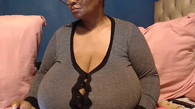 Snapshot of CUTEFIRMMELONSS chatting on 10-18-25, 03:20 CUTEFIRMMELONSS online show from 10-18-25, 03:20