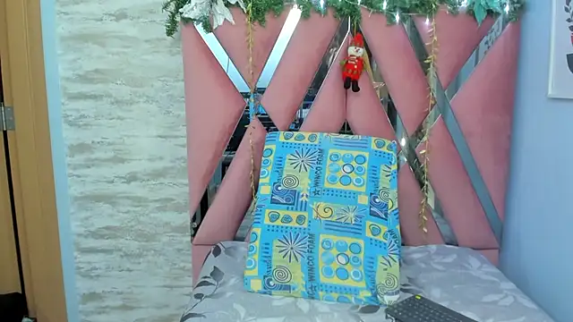 Snapshot of lara_murphy chatting on 12-19-24, 10:53 lara murphy online show from 12-19-24, 10:53