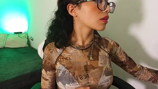 Snapshot of Marcelinee__ chatting on 11-25-25, 10:43 Marcelinee online show from 11-25-25, 10:43