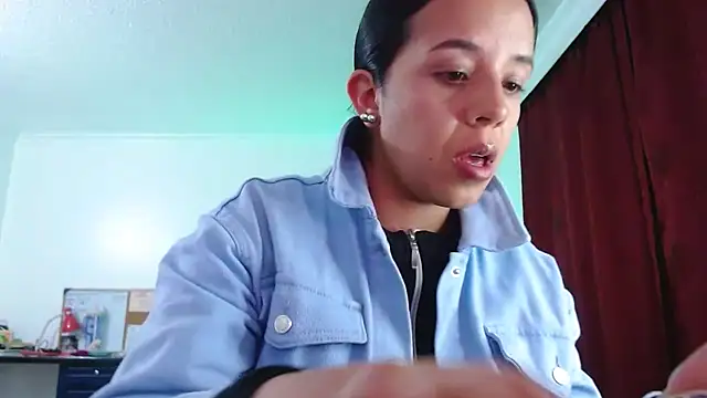 Snapshot of VALERY_MEER chatting on 10-21-25, 12:11 VALERY MEER online show from 10-21-25, 12:11