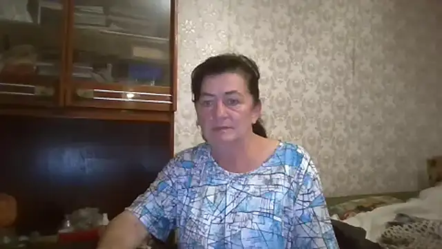 Snapshot of GypsiQueen2 chatting on 09-19-25, 06:52 GypsiQueen2 online show from 09-19-25, 06:52