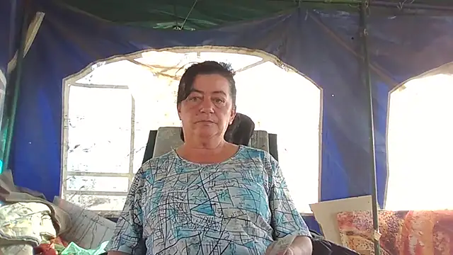 Snapshot of GypsiQueen2 chatting on 09-20-25, 06:58 GypsiQueen2 online show from 09-20-25, 06:58