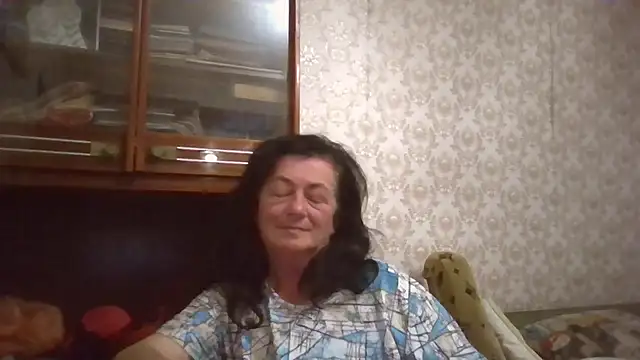 Snapshot of GypsiQueen2 chatting on 09-22-25, 09:06 GypsiQueen2 online show from 09-22-25, 09:06