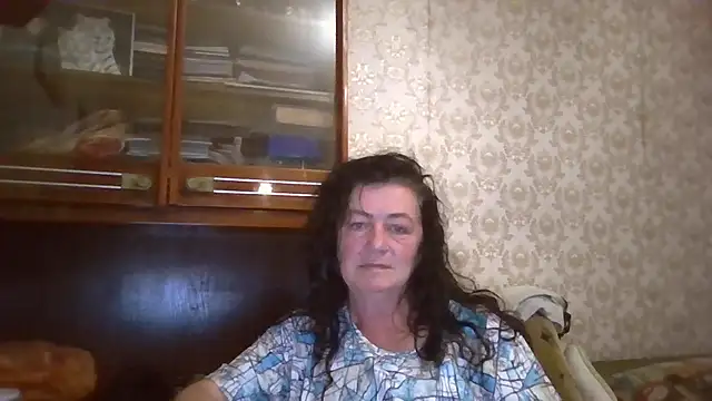 Snapshot of GypsiQueen2 chatting on 09-24-25, 05:49 GypsiQueen2 online show from 09-24-25, 05:49