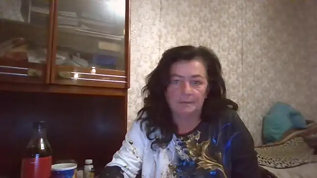 Snapshot of GypsiQueen2 chatting on 09-28-25, 06:24 GypsiQueen2 online show from 09-28-25, 06:24