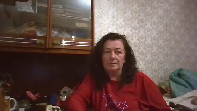 Snapshot of GypsiQueen2 chatting on 10-19-25, 04:40 GypsiQueen2 online show from 10-19-25, 04:40