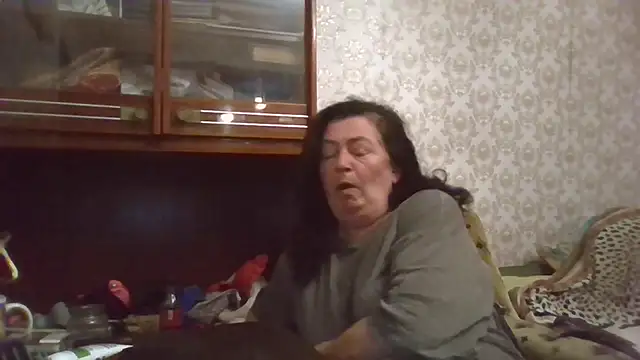 Snapshot of GypsiQueen2 chatting on 10-23-25, 04:39 GypsiQueen2 online show from 10-23-25, 04:39