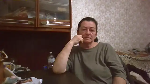 Snapshot of GypsiQueen2 chatting on 11-10-25, 04:28 GypsiQueen2 online show from 11-10-25, 04:28