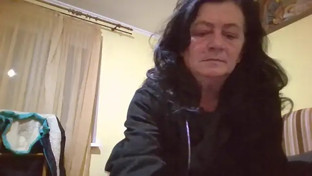 Snapshot of GypsiQueen2 chatting on 12-13-25, 08:14 GypsiQueen2 online show from 12-13-25, 08:14