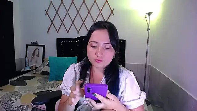 Snapshot of naughty_girl_4u chatting on 09-19-25, 08:20 naughty girl 4u online show from 09-19-25, 08:20