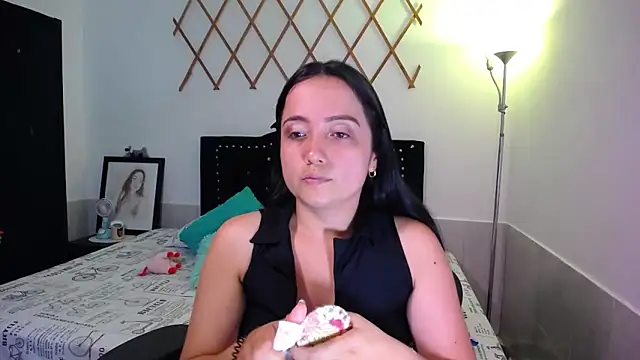 Snapshot of naughty_girl_4u chatting on 09-29-25, 07:40 naughty girl 4u online show from 09-29-25, 07:40