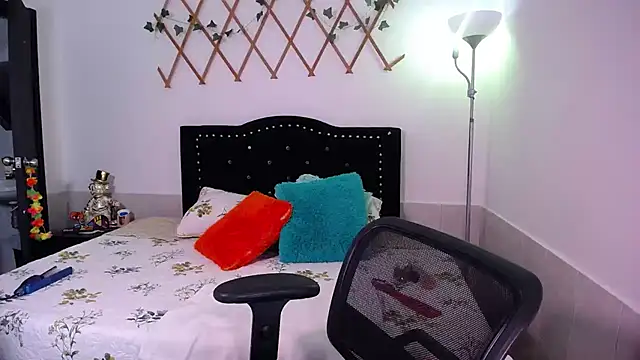 Snapshot of naughty_girl_4u chatting on 11-18-25, 07:29 naughty girl 4u online show from 11-18-25, 07:29