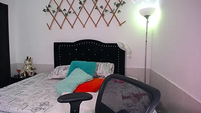 Snapshot of naughty_girl_4u chatting on 12-15-25, 05:06 naughty girl 4u online show from 12-15-25, 05:06