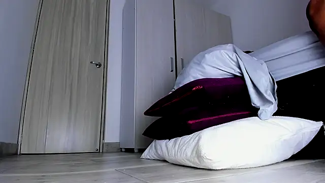 Skarleth69 online show from 11-05-25, 02:11