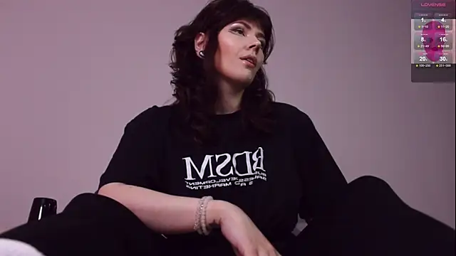 Snapshot of Luna_Blake chatting on 11-19-25, 12:27 Luna Blake online show from 11-19-25, 12:27