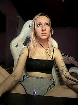 Snapshot of bunnydark00 chatting on 10-17-25, 03:10 bunnydark00 online show from 10-17-25, 03:10