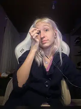 Snapshot of bunnydark00 chatting on 10-21-25, 01:06 bunnydark00 online show from 10-21-25, 01:06