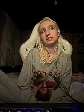 Snapshot of bunnydark00 chatting on 10-30-25, 12:34 bunnydark00 online show from 10-30-25, 12:34