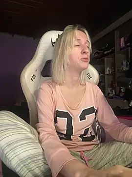 bunnydark00 online show from 06-11-26, 04:54