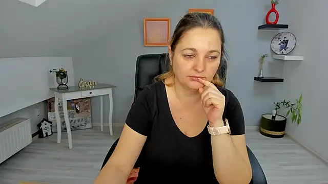 LollaGirl online show from 01-27-25, 03:58