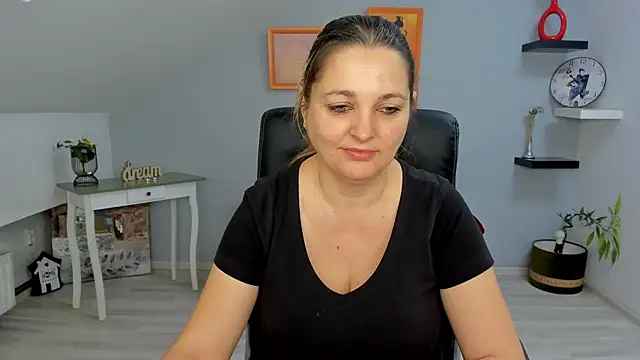 LollaGirl online show from 01-29-25, 04:15